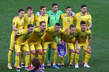 KYIV, UKRAINE - 28 Mart 2021: Ukrayna Milli Takımı oyuncuları, Kyiv 'deki NSK Olimpiyskiy Stadyumu' nda oynanan 2022 FIFA Dünya Kupası ön eleme karşılaşması öncesinde grup fotoğrafı için poz verdiler.