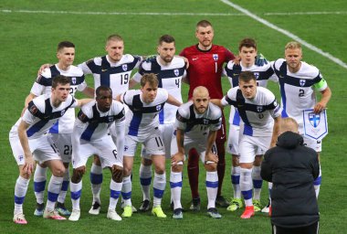 KYIV, UKRAINE - 28 Mart 2021: Finlandiya Milli Takımı oyuncuları, Kyiv 'deki NSK Olimpiyskiy Stadyumu' nda oynanan 2022 FIFA Dünya Kupası ön eleme karşılaşması öncesinde grup fotoğrafı için poz verdi.