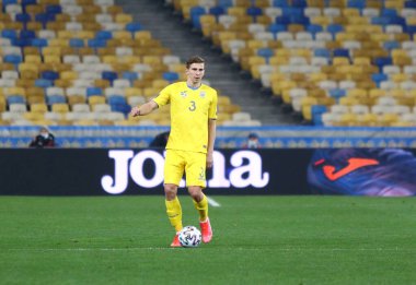 KYIV, UKRAINE - 28 Mart 2021: Ukraynalı Defender Illia Zabarnyi, Kyiv 'deki NSK Olimpiyskiy Stadyumu' nda oynanan 2022 FIFA Dünya Kupası ön eleme maçında Finlandiya 'ya karşı bir topu kontrol ediyor.