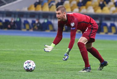 KYIV, UKRAINE - 28 Mart 2021: Finlandiya kalecisi Jesse Joronen, Kyiv 'deki NSK Olimpiyskiy Stadyumu' nda oynanan 2022 FIFA Dünya Kupası ön eleme karşılaşmasında Ukrayna 'ya karşı mücadele etti.