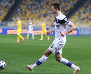 KYIV, UKRAINE - 28 Mart 2021: Fin Daniel O 'Shaughnessy, Kyiv' deki NSK Olimpiyskiy Stadyumu 'nda oynanan FIFA Dünya Kupası 2022 Dünya Kupası ön eleme maçında topu tekmeliyor.