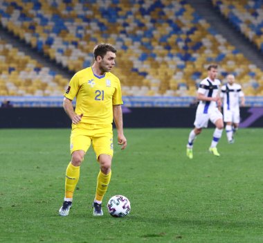 KYIV, UKRAINE - 28 Mart 2021: Ukraynalı Oleksandr Karavaev, Kyiv 'deki NSK Olimpiyskiy Stadyumu' nda oynanan FIFA Dünya Kupası 2022 ön eleme maçında topu kontrol ediyor.