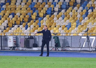 KYIV, UKRAINE - 28 Mart 2021: Ukrayna teknik direktörü Andriy Shevchenko, Kyiv 'deki NSK Olimpiyskiy Stadyumu' nda oynanan 2022 FIFA Dünya Kupası eleme turu Ukrayna-Finlandiya karşılaşması sırasında görev başında