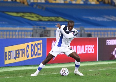 KYIV, UKRAINE - 28 Mart 2021: Finlandiya 'dan Glen Kamara, Kyiv' deki NSK Olimpiyskiy Stadyumu 'nda oynanan 2022 FIFA Dünya Kupası ön eleme maçında topu kontrol ediyor.