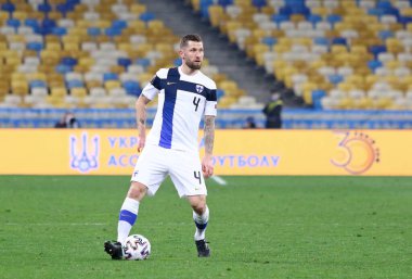KYIV, UKRAINE - 28 Mart 2021: Finlandiya 'lı Joona Toivio, Kyiv' deki NSK Olimpiyskiy Stadyumu 'nda oynanan 2022 FIFA Dünya Kupası ön eleme maçında topu kontrol ediyor.