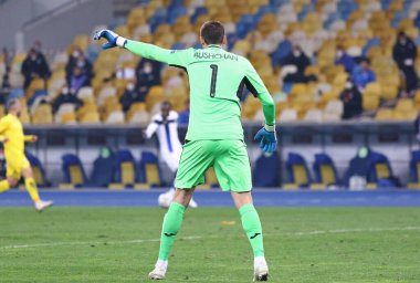 KYIV, UKRAINE - 28 Mart 2021: Ukrayna kalecisi Georgiy Bushchan, Kyiv 'deki NSK Olimpiyskiy Stadyumu' nda oynanan FIFA Dünya Kupası 2022 ön eleme karşılaşmasında Finlandiya 'ya karşı mücadele etti.