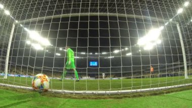Futbol penaltı atışları. Ağın arkasından bak. Zaman Süreleri