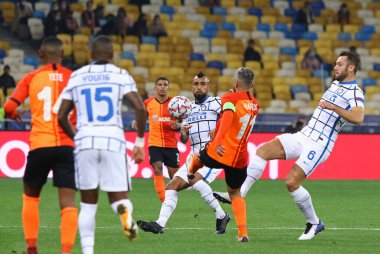 KYIV, UKRAINE - 27 Ekim 2020: Shakhtar Donetsk (in Orange) ve Inter (in White) oyuncuları UEFA Şampiyonlar Ligi maçında UEFA 'nın Kyiv, Ukrayna' daki Olimpiyskyi stadyumunda maç yapıyorlar.