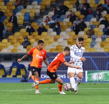 KYIV, UKRAINE - 27 Ekim 2020: NSC Olimpiyskyi Stadyumu 'nda oynanan UEFA Şampiyonlar Ligi maçında Dodo ve Valeriy Bondar ile top için mücadele etti.