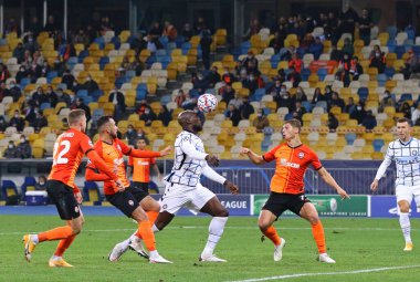 KYIV, UKRAINE - 27 Ekim 2020: UEFA Şampiyonlar Ligi maçında Ukrayna 'nın Kyiv kentindeki NSC Olimpiyskyi stadyumunda Shakhtar Donetsk' e karşı oynadığı maçta Inter (C) Romelu Lukaku kafasıyla topa vuruyor.