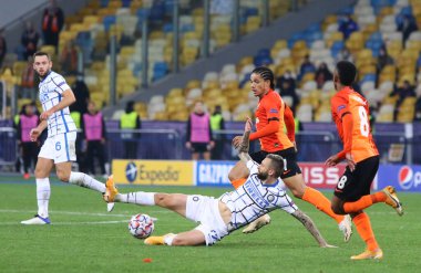 KYIV, UKRAINE - 27 Ekim 2020: Ukrayna 'nın Kyiv kentindeki NSC Olimpiyskyi stadyumunda oynanan UEFA Şampiyonlar Ligi maçında İnter (L) takımından Marcelo Brozoviç, Shakhtar Donetsk ile top için mücadele ediyor.