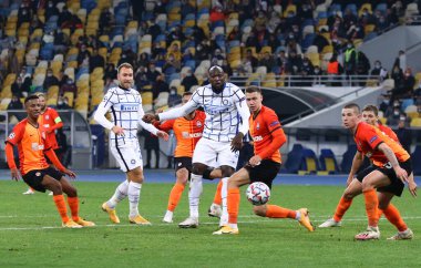 KYIV, UKRAINE - 27 Ekim 2020: Shakhtar Donetsk (in Orange) ve Inter (in White) oyuncuları UEFA Şampiyonlar Ligi maçında UEFA 'nın Kyiv, Ukrayna' daki Olimpiyskyi stadyumunda maç yapıyorlar.