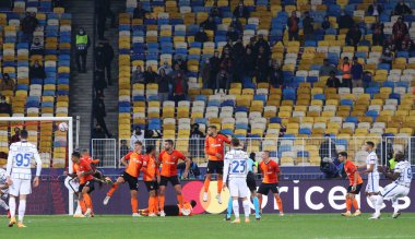 KYIV, UKRAINE - 27 Ekim 2020: Shakhtar Donetsk (in Orange) ve Inter (in White) oyuncuları UEFA Şampiyonlar Ligi maçında UEFA 'nın Kyiv, Ukrayna' daki Olimpiyskyi stadyumunda maç yapıyorlar.