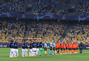 KYIV, UKRAINE - 27 Ekim 2020: Shakhtar Donetsk (Turuncu) ve Internazionale oyuncuları UEFA Şampiyonlar Ligi maçı sırasında Kyiv 'deki NSC Olimpiyskyi stadyumunda Inter' e karşı milli marşı dinlerler.