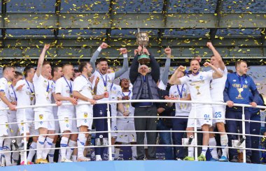 KYIV, UKRAINE - 25 Nisan 2021: FC Dynamo Kyiv oyuncuları Ukrayna Premier Ligi 2020-21 sezonunu Ukrayna 'nın Kyiv kentindeki NSC Olimpiyskiy stadyumunda kazandıktan sonra kutladılar. Dinamo, Inhulet 'lere karşı 5-0 kazandı.