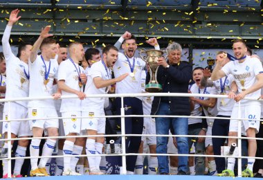 KYIV, UKRAINE - 25 Nisan 2021: FC Dynamo Kyiv oyuncuları Ukrayna Premier Ligi 2020-21 sezonunu Ukrayna 'nın Kyiv kentindeki NSC Olimpiyskiy stadyumunda kazandıktan sonra kutladılar. Dinamo, Inhulet 'lere karşı 5-0 kazandı.