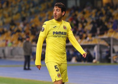 KYIV, UKRAINE - 11 Mart 2021: Villarreal 'den Daniel Parejo, UEFA Avrupa Ligi maçında Kyiv' deki NSC Olimpiyskyi stadyumunda Dinamo Kyiv 'e karşı mücadele etti. Villarreal 2-0 kazandı.