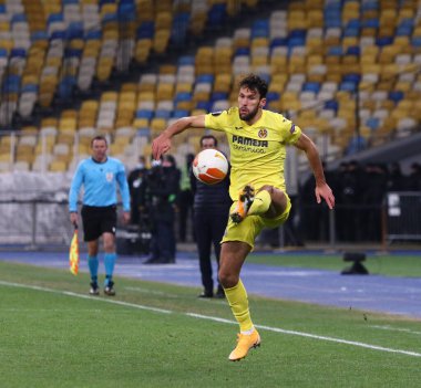 KYIV, UKRAINE - 11 Mart 2021: Villarreal 'den Alfonso Pedraza UEFA Avrupa Ligi maçında Kyiv' deki NSC Olimpiyskyi stadyumunda Dinamo Kyiv 'e karşı maç yapıyor. Villarreal 2-0 kazandı.