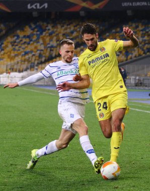 KYIV, UKRAINE - 11 Mart 2021: Dinamo Kyiv 'li Tomasz Kedziora (L) UEFA Avrupa Ligi maçı sırasında Villarreal' li Alfonso Pedraza ile top için mücadele eder. Villarreal 2-0 kazandı.
