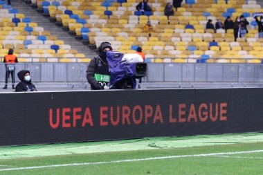 KYIV, UKRAINE - 11 Mart 2021: UEFA Avrupa Ligi bayrağı UEFA Avrupa Ligi 'nin Dinamo Kyiv Villarreal maçı sırasında Kyiv' de NSC Olimpiyskyi stadyumunda görüldü.