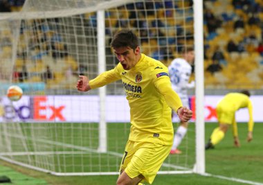 KYIV, UKRAINE - 11 Mart 2021: Villarreal takımından Gerard Moreno, UEFA Avrupa Ligi maçında NSC Olimpiyskyi stadyumunda Dinamo Kyiv 'e karşı gol attıktan sonra tepki gösterdi. Villarreal 2-0 kazandı.