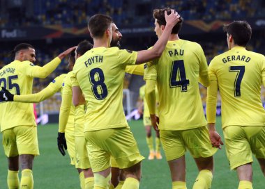 KYIV, UKRAINE - 11 Mart 2021: Villarreal oyuncuları Kyiv 'deki NSC Olimpiyskyi stadyumunda oynanan UEFA Avrupa Ligi maçında Dinamo Kyiv' e gol attıktan sonra tepki verdiler. Villarreal 2-0 kazandı.