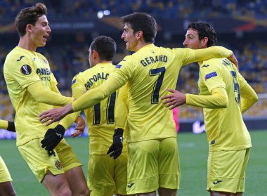 KYIV, UKRAINE - 11 Mart 2021: Villarreal oyuncuları Kyiv 'deki NSC Olimpiyskyi stadyumunda oynanan UEFA Avrupa Ligi maçında Dinamo Kyiv' e gol attıktan sonra tepki verdiler. Villarreal 2-0 kazandı.