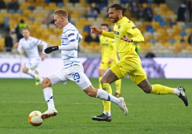 KYIV, UKRAINE - 11 Mart 2021: Dinamo Kyiv 'li Vitaliy Buyalskiy (L), UEFA Avrupa Ligi maçında Kyiv' deki NSC Olimpiyskyi stadyumunda Villarreal 'e karşı oynadığı maçı kontrol ediyor.