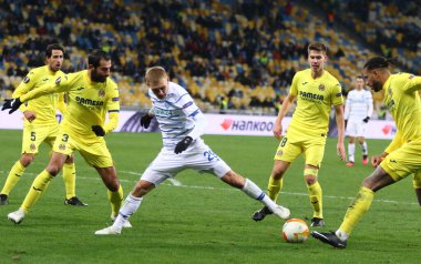 KYIV, UKRAINE - 11 Mart 2021: Dinamo Kyiv 'li Vitaliy Buyalskiy (in White), Kyiv' deki NSC Olimpiyskyi stadyumunda oynanan UEFA Avrupa Ligi maçı sırasında Villarreal oyuncularıyla top için mücadele etmektedir.