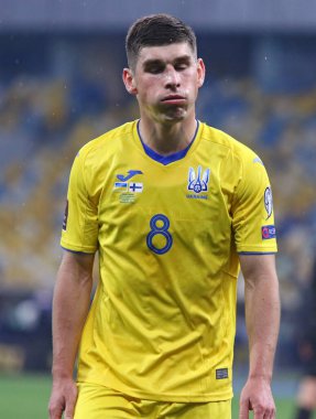 KYIV, UKRAINE - 28 Mart 2021: Ukraynalı Ruslan Malinovskyi 'nin portresi Kyiv' deki NSK Olimpiyskiy Stadyumu 'nda oynanan FIFA Dünya Kupası 2022 ön eleme maçında Finlandiya' ya karşı oynandı.
