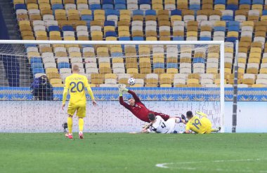 KYIV, UKRAINE - 28 Mart 2021: Ukraynalı Junior Moraes (R, # 19) Kyiv 'deki NSK Olimpiyskiy Stadyumu' nda oynanan FIFA Dünya Kupası 2022 ön eleme maçında Finlandiya 'ya karşı gol attı.