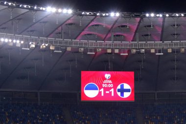 KYIV, UKRAINE - 28 Mart 2021: Kyiv 'deki NSK Olimpiyskiy stadyumunun skor tablosu (1-1) FIFA Dünya Kupası 2022 Dünya Kupası ön eleme turu Ukrayna - Finlandiya maçının final skoruyla