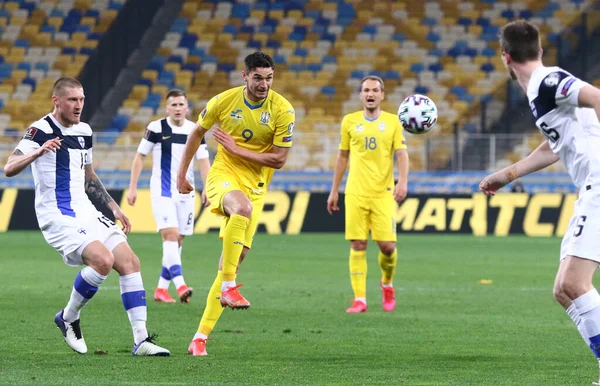 Kyiv Ukraine 2021年3月28日 在2022年世界杯资格赛对阵芬兰的比赛中 乌克兰的罗曼 亚雷姆丘克 在基辅的Nsk Olimpiyskiy体育场踢了一个球 — 图库照片