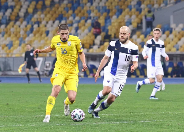 Kyiv Ukraine March 2021 Vitaliy Mykolenko Ukraine Fights Ball Teemu — Stock Photo, Image