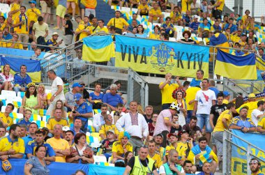 MARSEILLE, FRANCE - 21 Haziran 2016: Ukraynalı taraftarlar Marsilya 'daki Stade Velodrome' da oynanan UEFA EURO 2016 maçında desteklerini gösterdiler
