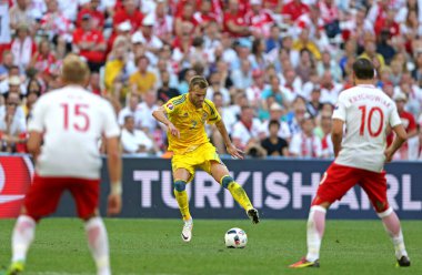 MARSEILLE, FRANCE - 21 Haziran 2016: Ukraynalı Andriy Yarmolenko (Sarı), Marsilya 'daki Stade Velodrome' da Polonya 'ya karşı oynanan UEFA EURO 2016 maçı sırasında eylem halinde