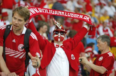 LVIV, UKRAINE - 17 Haziran 2012: Danimarkalı futbol taraftarları Lviv 'deki Lviv Arena' da oynanan UEFA EURO 2012 maçında desteklerini gösterdiler