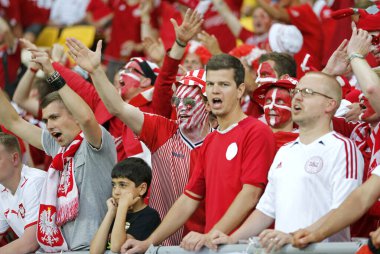 LVIV, UKRAINE - 17 Haziran 2012: Danimarkalı futbol taraftarları Lviv 'deki Lviv Arena' da oynanan UEFA EURO 2012 maçında desteklerini gösterdiler