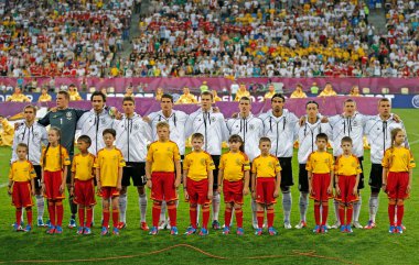LVIV, UKRAINE - 17 Haziran 2012: Alman oyuncular Lviv 'deki Lviv Arena Stadyumu' nda Almanya-Danimarka maçından önce milli marşı dinlediler. Almanya 2-1 kazandı.