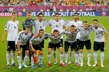 LVIV, UKRAINE - 17 Haziran 2012: Alman oyuncular Lviv 'deki Lviv Arena Stadyumu' nda Almanya-Danimarka maçından önce grup fotoğrafı için poz verdiler