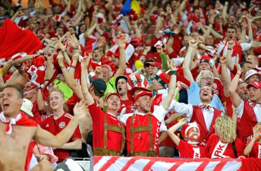 LVIV, UKRAINE - 17 Haziran 2012: Danimarkalı futbol taraftarları Lviv 'deki Lviv Arena' da oynanan UEFA EURO 2012 maçında desteklerini gösterdiler