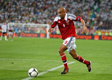 LVIV, UKRAINE - 17 Haziran 2012: Danimarkalı Simon Poulsen, Lviv 'deki Lviv Arena Stadyumu' nda Almanya 'ya karşı oynanan UEFA EURO 2012 maçında topu kontrol etmektedir. Almanya 2-1 kazandı.