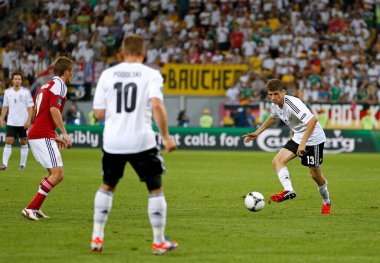 LVIV, UKRAINE - 17 Haziran 2012: Almanya 'dan Thomas Muller, Lviv' deki Lviv Arena Stadyumu 'nda oynanan UEFA EURO 2012 maçında bir topu kontrol etmektedir. Almanya 2-1 kazandı.