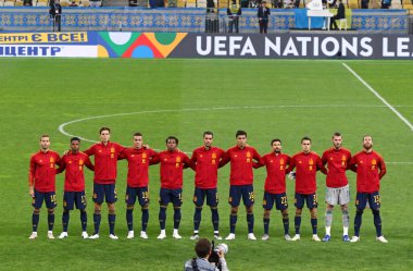KYIV, UKRAINE - 13 Ekim 2020: İspanyol oyuncular Kyiv 'deki NSK Olimpiyskiy Stadyumu' nda oynanan UEFA Uluslar Ligi karşılaşmasından önce Milli Marşı dinlerler.
