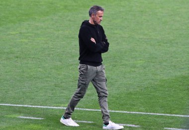 KYIV, UKRAINE - 13 Ekim 2020: Kyiv 'deki NSK Olimpiyskiy Stadyumu' nda UEFA Milletler Ligi maçından önce İspanya Milli Takımı antrenmanı sırasında teknik direktör Luis Enrique yürümeye devam ediyor