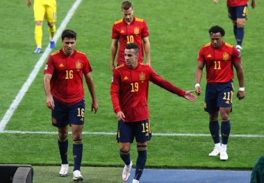 KYIV, UKRAINE - 13 Ekim 2020: İspanyol oyuncular Kyiv 'deki NSK Olimpiyskiy Stadyumu' nda oynanan UEFA Milletler Ligi maçından sonra sahaya çıktılar. Ukrayna 1-0 kazandı