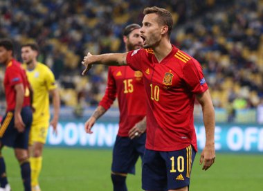 KYIV, UKRAINE - 13 Ekim 2020: Kyiv 'deki NSK Olimpiyskiy Stadyumu' nda oynanan UEFA Milletler Ligi maçı sırasında İspanya 'nın Sergio Canales maçı. İspanya 0-1 kaybetti