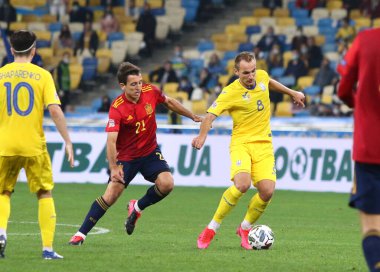KYIV, UKRAINE - 13 Ekim 2020: Mikel Oyarzabal (L) Ukraynalı Yevhen Makarenko ile NSK Olimpiyskiy Stadyumu 'nda oynanan UEFA Uluslar Ligi maçı sırasında top için mücadele etmektedir. Ukrayna 1-0 kazandı