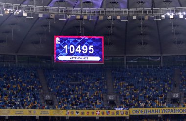 KYIV, UKRAINE - 13 Ekim 2020: UEFA Uluslar Ligi maçı Ukrayna - İspanya maçına katılan NSK Olimpiyskyi Stadyumu skor tablosu. COVID-19 nedeniyle karantina kısıtlama kapasitesi sınırlıydı