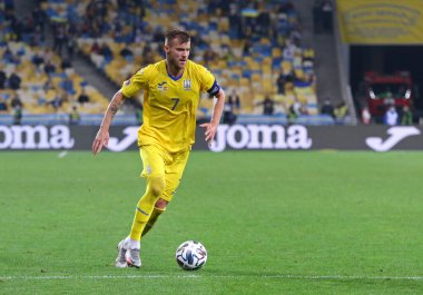 KYIV, UKRAINE - 13 Ekim 2020: Ukraynalı Andriy Yarmolenko, Kyiv 'deki NSK Olimpiyskiy Stadyumu' nda oynanan UEFA Milletler Ligi maçında İspanya 'ya karşı bir topu kontrol ediyor. Ukrayna 1-0 kazandı